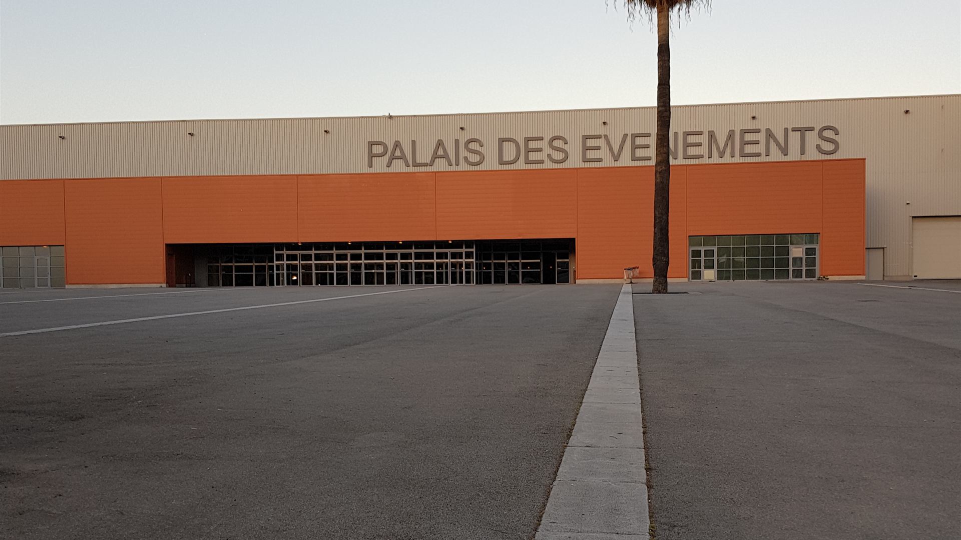 Le Palais des Événements du Parc Chanot au petit matin