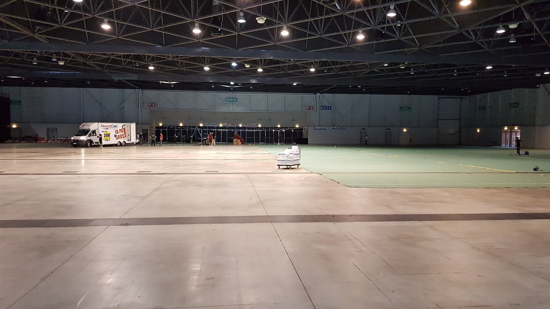 Le hall vide la veille de la prière