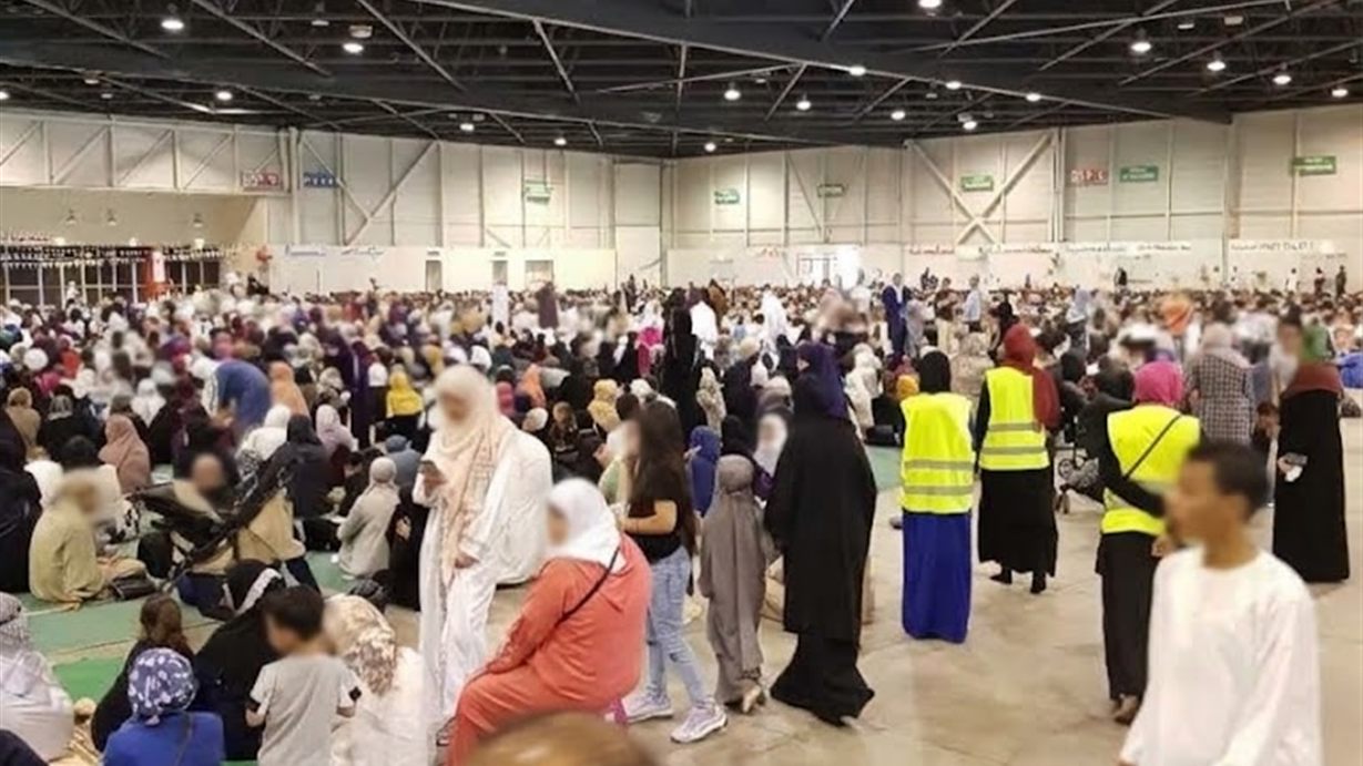 Les fidèles rassemblés dans le hall le matin de l'Aïd, encadrés par des bénévoles en gilet jaune